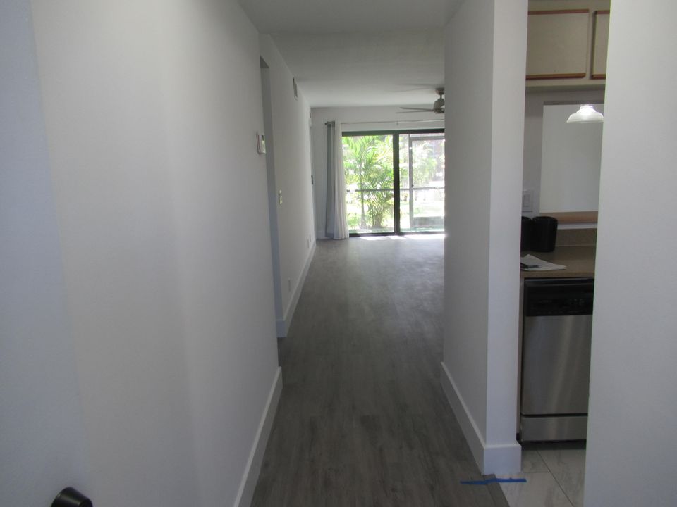 Active With Contract: $2,000 (2 beds, 2 baths, 958 Square Feet)