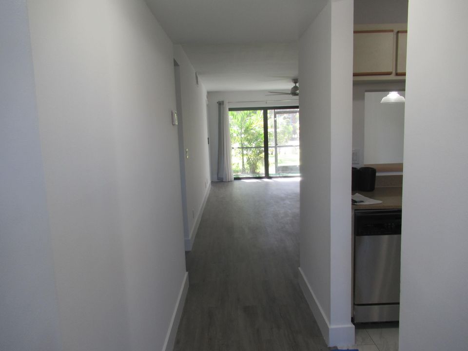 Active With Contract: $2,000 (2 beds, 2 baths, 958 Square Feet)