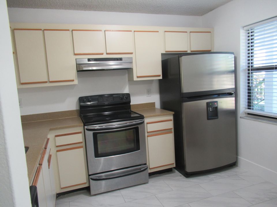 Active With Contract: $2,000 (2 beds, 2 baths, 958 Square Feet)