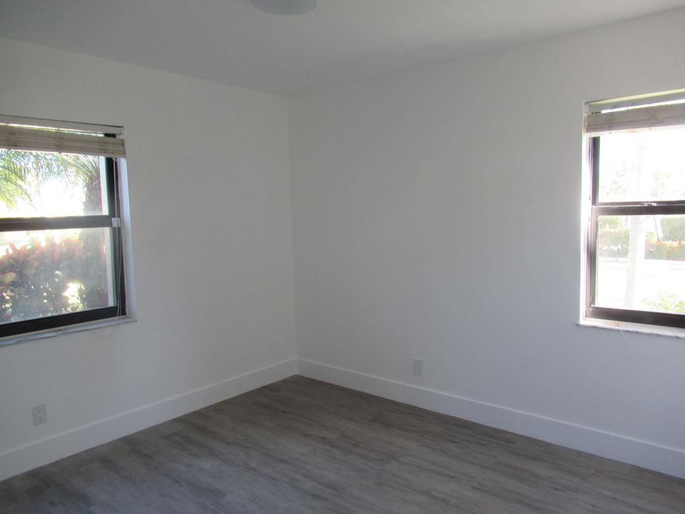 Active With Contract: $2,000 (2 beds, 2 baths, 958 Square Feet)