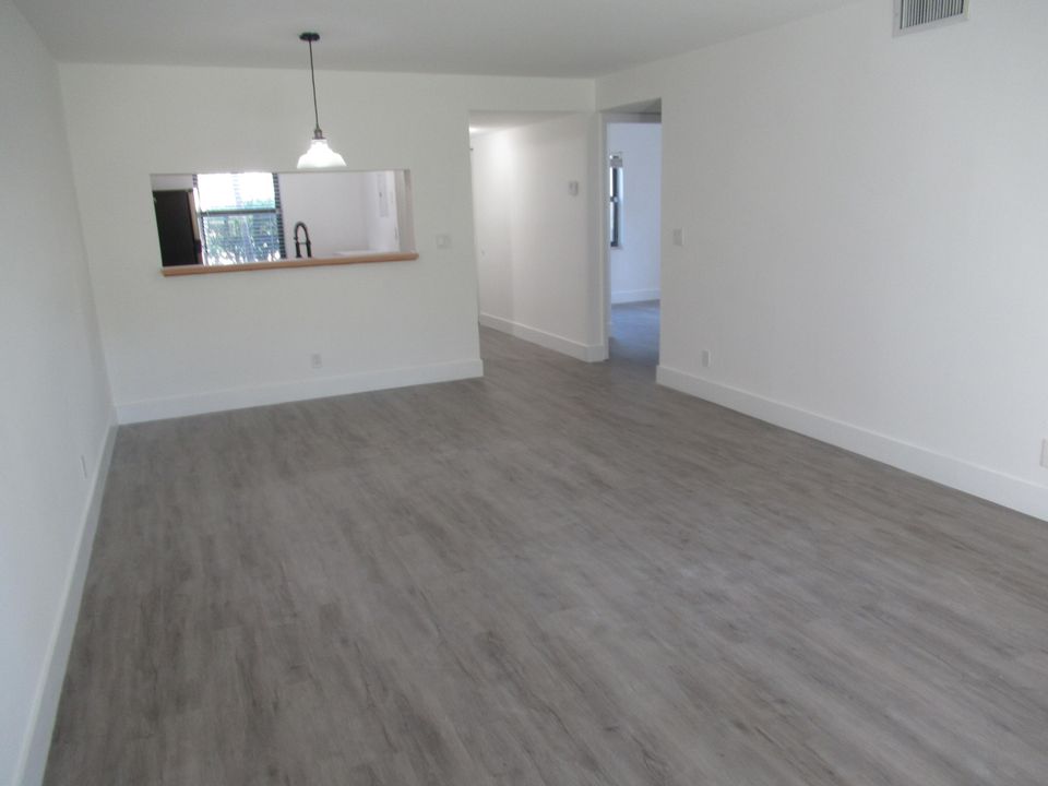 Active With Contract: $2,000 (2 beds, 2 baths, 958 Square Feet)