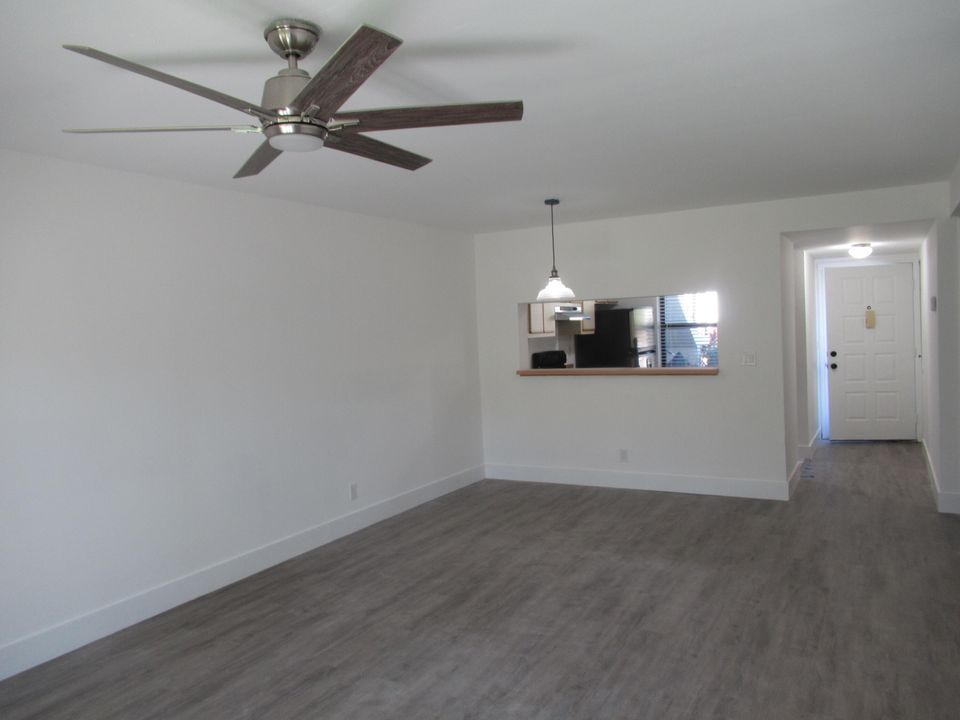 Active With Contract: $2,000 (2 beds, 2 baths, 958 Square Feet)