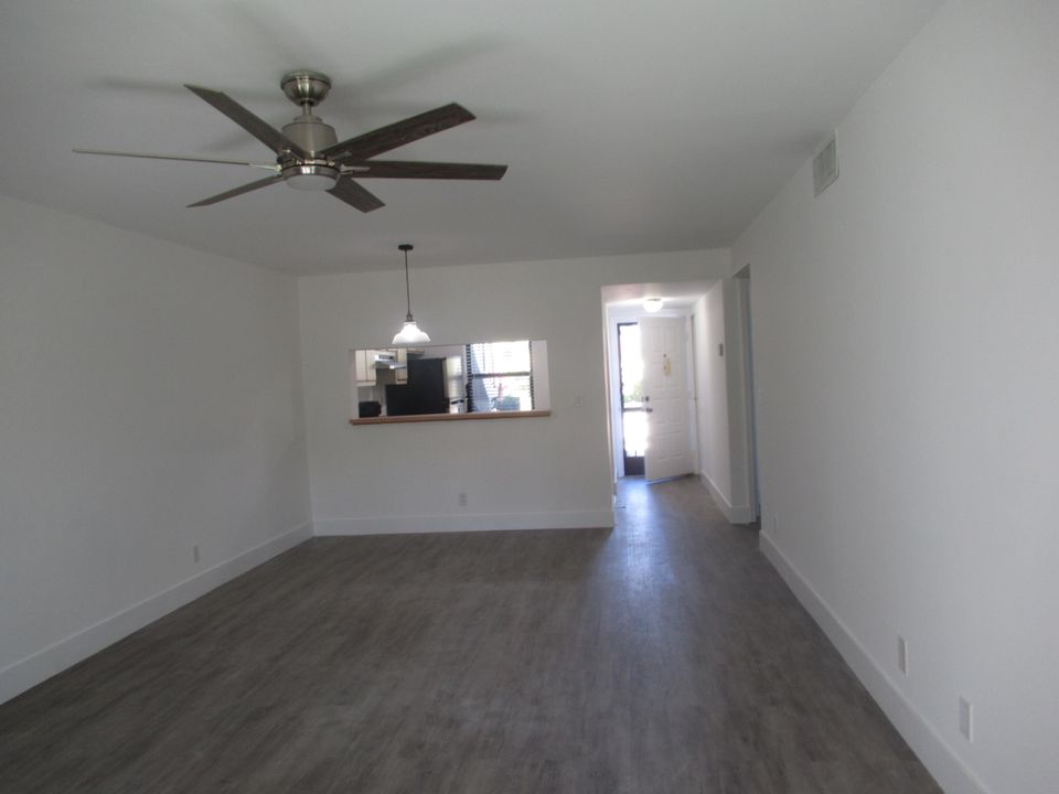 Active With Contract: $2,000 (2 beds, 2 baths, 958 Square Feet)