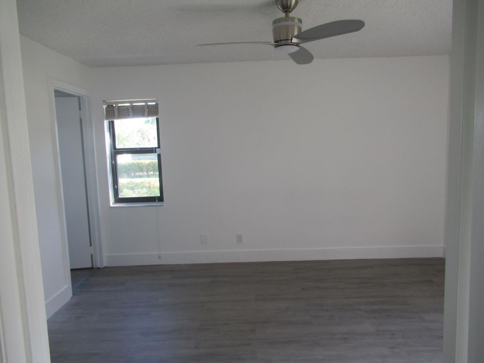 Active With Contract: $2,000 (2 beds, 2 baths, 958 Square Feet)