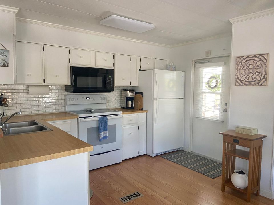 For Sale: $72,000 (2 beds, 2 baths, 900 Square Feet)