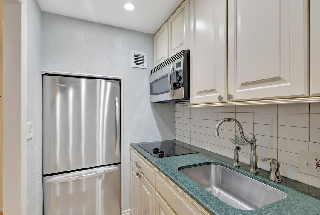 Active With Contract: $1,700 (0 beds, 1 baths, 450 Square Feet)