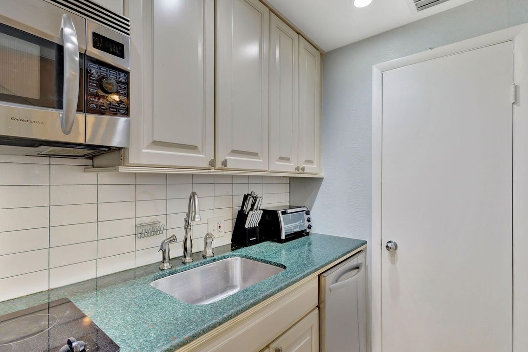 Active With Contract: $1,700 (0 beds, 1 baths, 450 Square Feet)