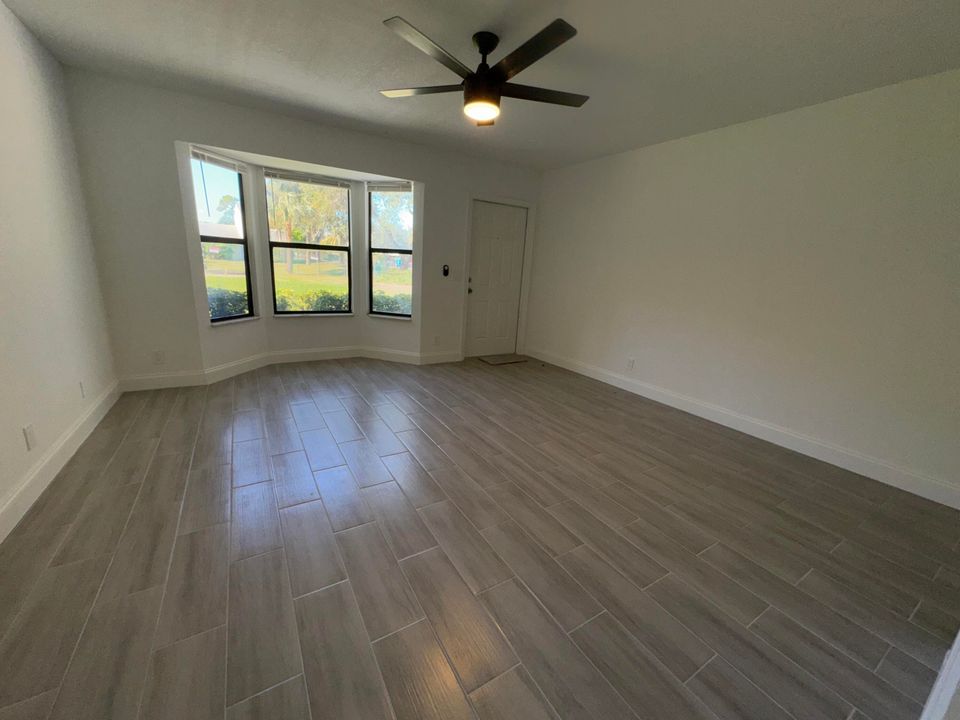 Active With Contract: $1,700 (1 beds, 1 baths, 669 Square Feet)