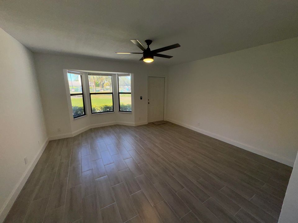 Active With Contract: $1,700 (1 beds, 1 baths, 669 Square Feet)