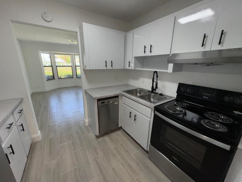 Active With Contract: $1,700 (1 beds, 1 baths, 669 Square Feet)