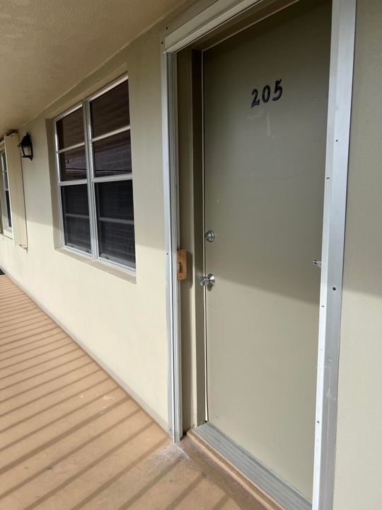 Active With Contract: $1,350 (1 beds, 1 baths, 800 Square Feet)