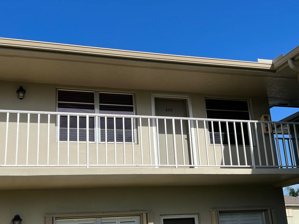 Active With Contract: $1,350 (1 beds, 1 baths, 800 Square Feet)