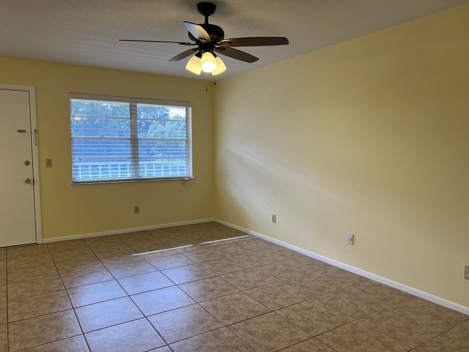 Active With Contract: $1,350 (1 beds, 1 baths, 800 Square Feet)