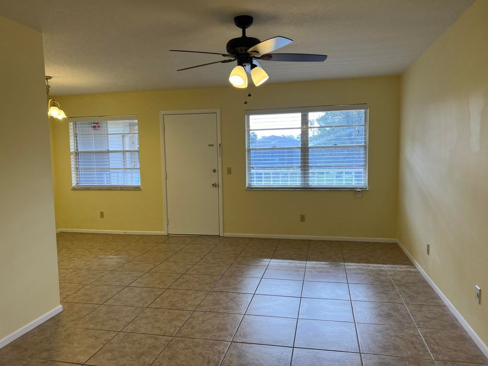 Active With Contract: $1,350 (1 beds, 1 baths, 800 Square Feet)