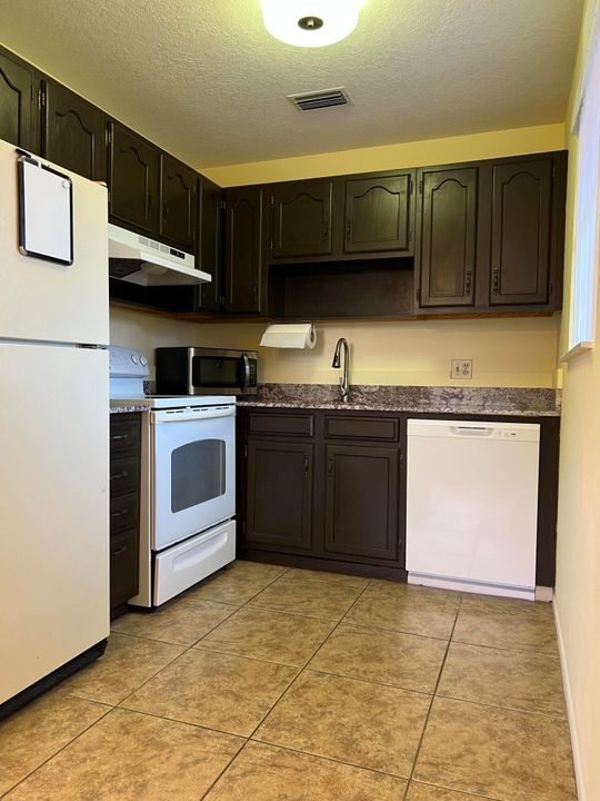 Active With Contract: $1,350 (1 beds, 1 baths, 800 Square Feet)