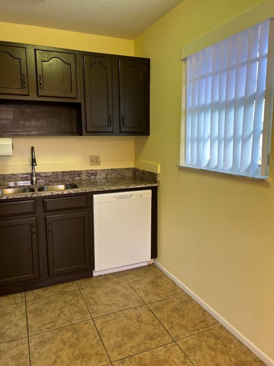 Active With Contract: $1,350 (1 beds, 1 baths, 800 Square Feet)