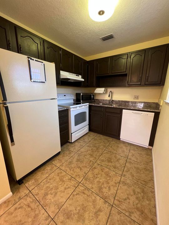 Active With Contract: $1,350 (1 beds, 1 baths, 800 Square Feet)