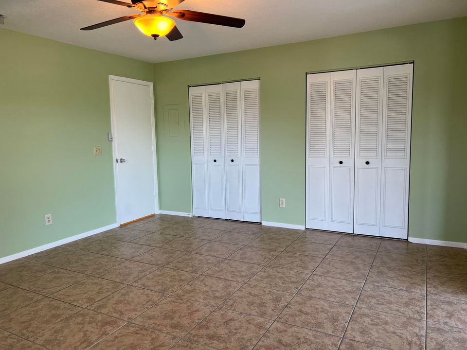 Active With Contract: $1,350 (1 beds, 1 baths, 800 Square Feet)