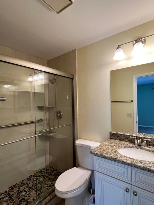 Active With Contract: $1,350 (1 beds, 1 baths, 800 Square Feet)