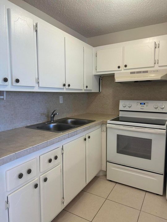 Active With Contract: $1,250 (1 beds, 1 baths, 532 Square Feet)