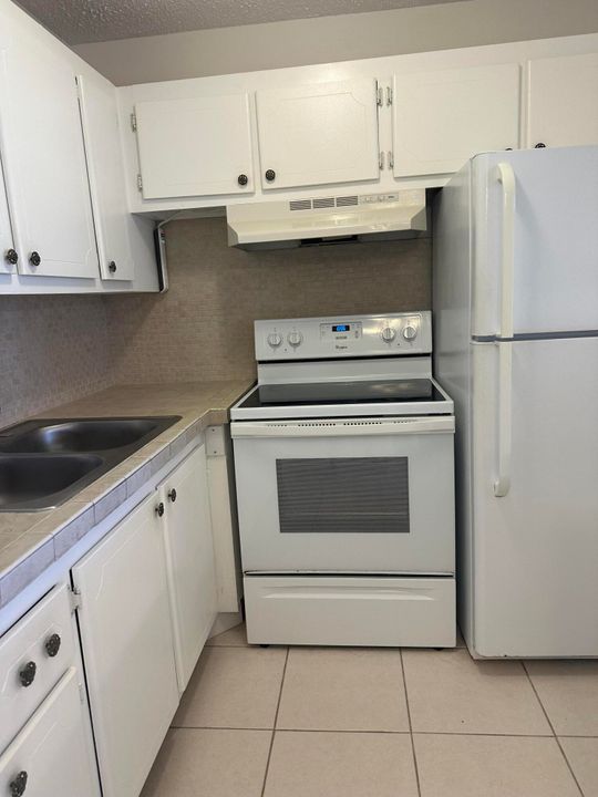 Active With Contract: $1,250 (1 beds, 1 baths, 532 Square Feet)