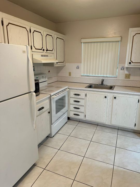 For Rent: $2,000 (2 beds, 2 baths, 820 Square Feet)