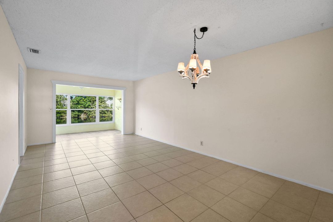 For Sale: $182,900 (2 beds, 2 baths, 966 Square Feet)