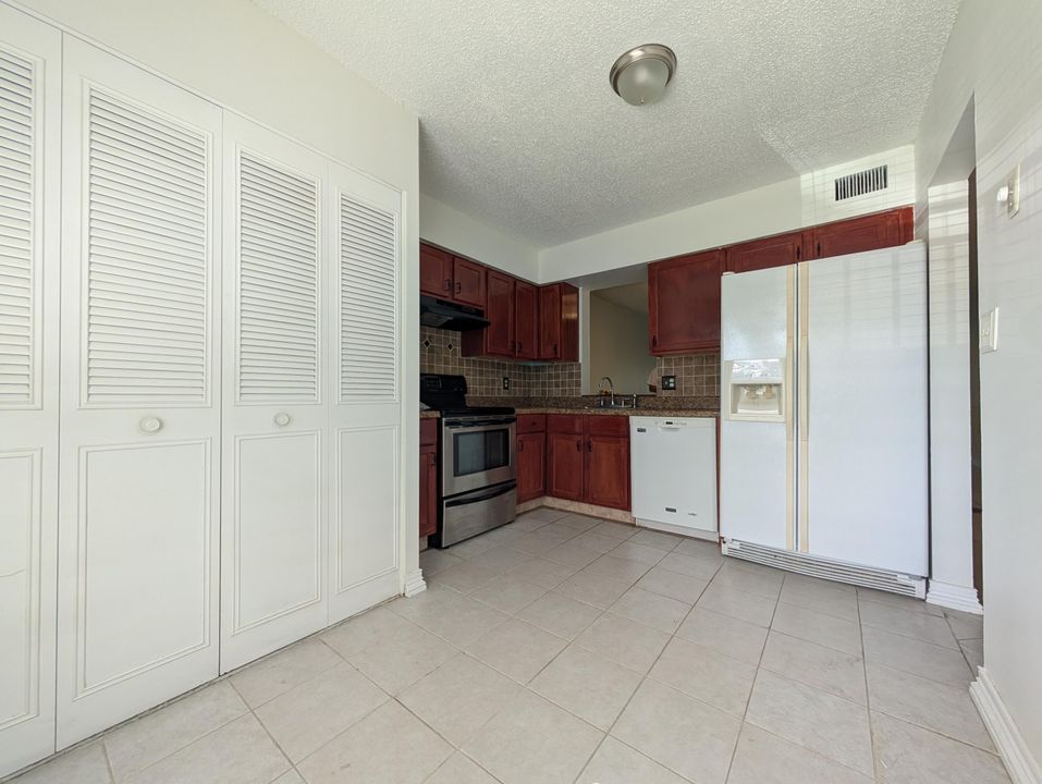 For Sale: $129,900 (1 beds, 2 baths, 912 Square Feet)