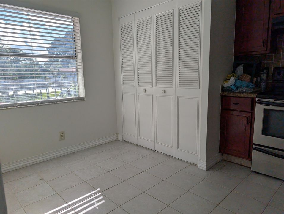 For Sale: $129,900 (1 beds, 2 baths, 912 Square Feet)