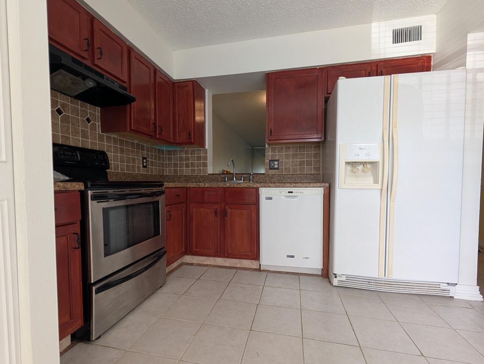 For Sale: $129,900 (1 beds, 2 baths, 912 Square Feet)