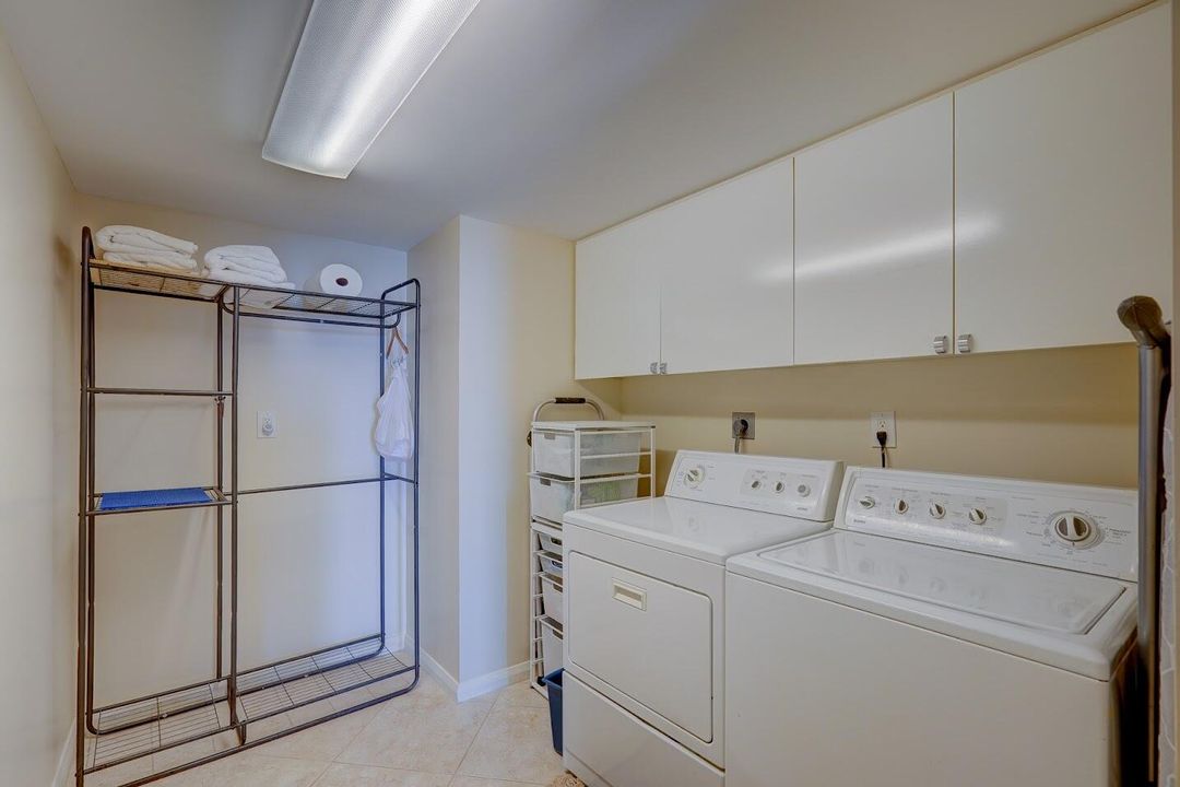 For Sale: $1,050,000 (3 beds, 2 baths, 2478 Square Feet)