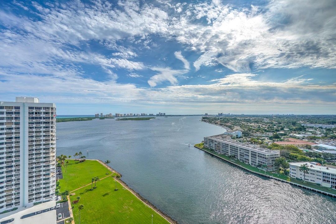 For Sale: $1,050,000 (3 beds, 2 baths, 2478 Square Feet)