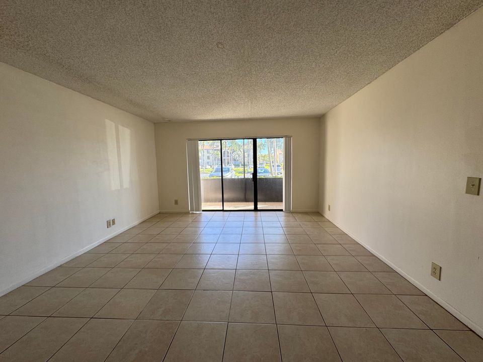 Active With Contract: $1,550 (1 beds, 1 baths, 717 Square Feet)