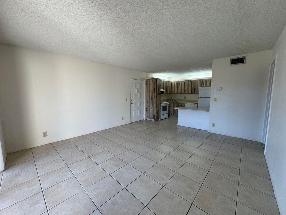 Active With Contract: $1,550 (1 beds, 1 baths, 717 Square Feet)