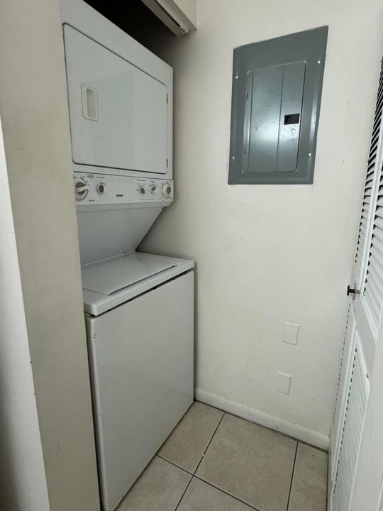 Active With Contract: $1,550 (1 beds, 1 baths, 717 Square Feet)