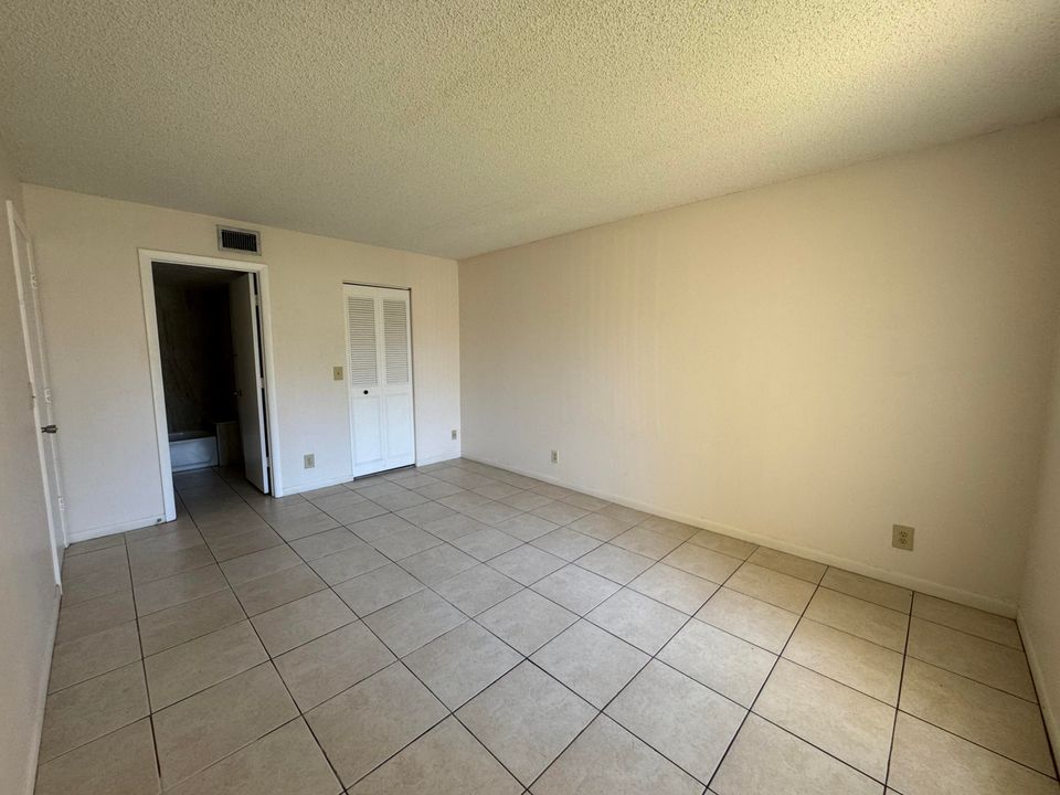 Active With Contract: $1,550 (1 beds, 1 baths, 717 Square Feet)