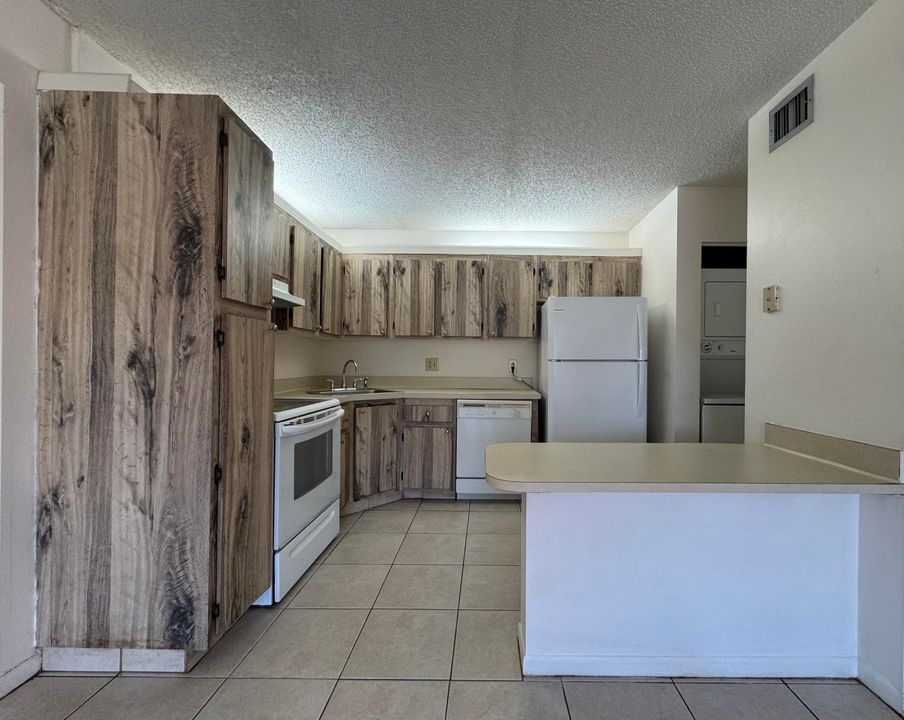 Active With Contract: $1,550 (1 beds, 1 baths, 717 Square Feet)