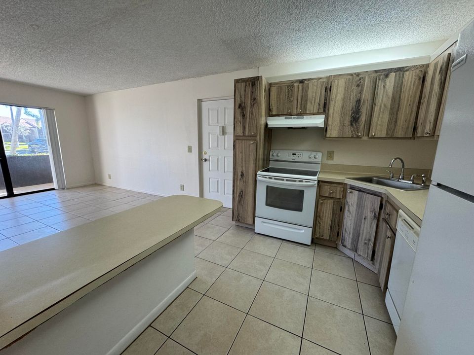 Active With Contract: $1,550 (1 beds, 1 baths, 717 Square Feet)