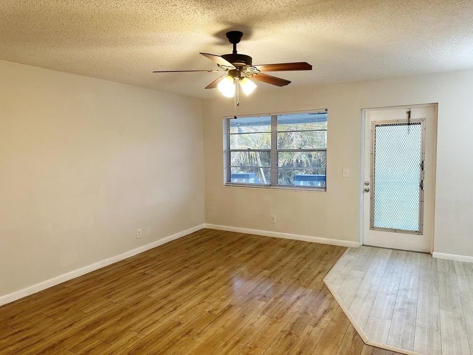 For Sale: $130,000 (2 beds, 1 baths, 828 Square Feet)