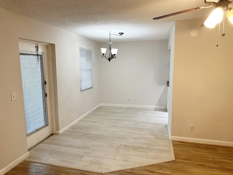 For Sale: $130,000 (2 beds, 1 baths, 828 Square Feet)