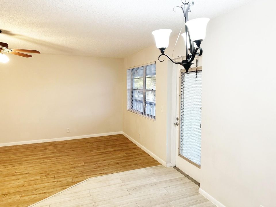 For Sale: $130,000 (2 beds, 1 baths, 828 Square Feet)