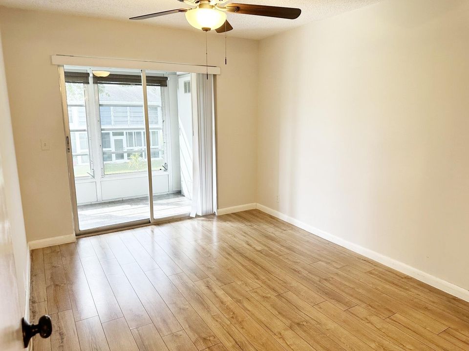 For Sale: $130,000 (2 beds, 1 baths, 828 Square Feet)