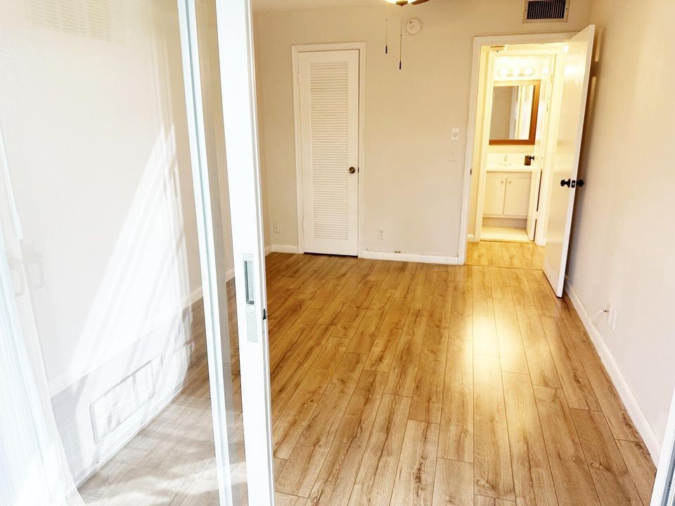 For Sale: $130,000 (2 beds, 1 baths, 828 Square Feet)