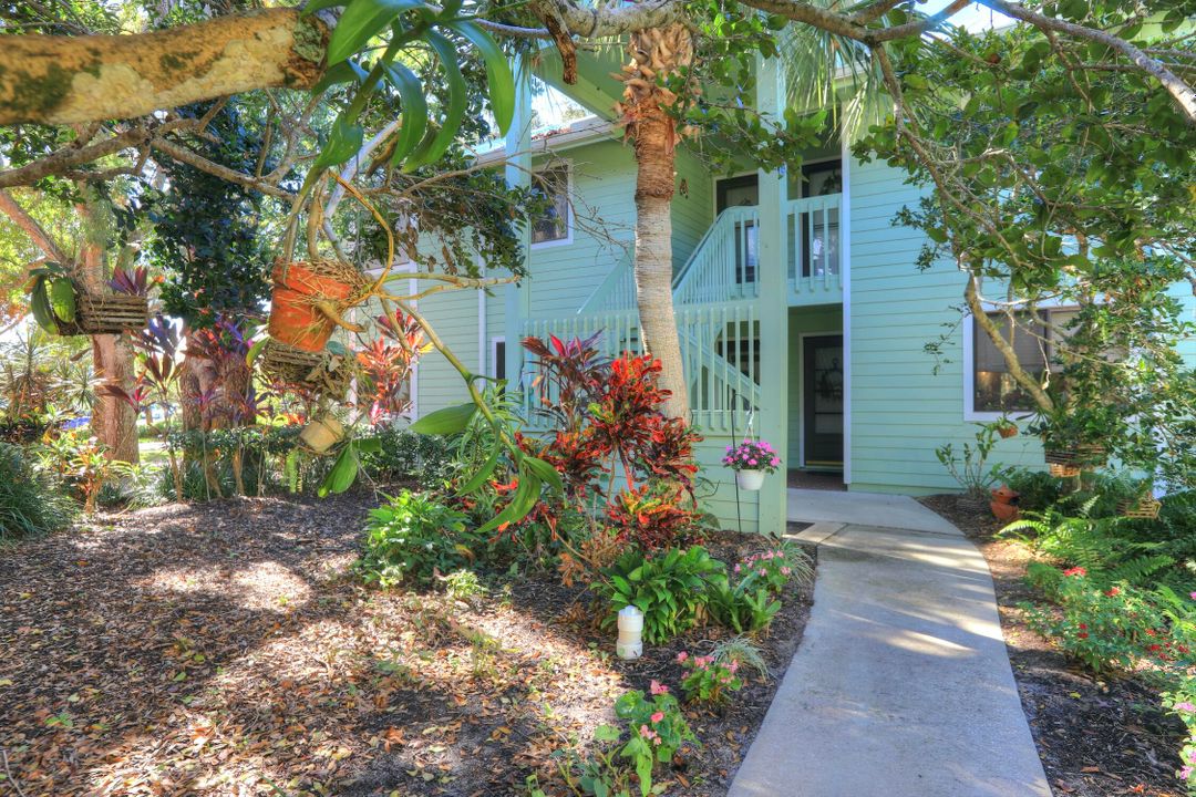 For Sale: $249,000 (2 beds, 2 baths, 1060 Square Feet)