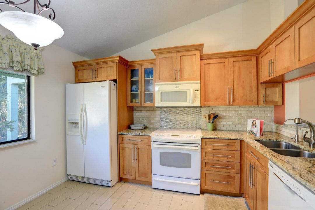 For Sale: $249,000 (2 beds, 2 baths, 1060 Square Feet)