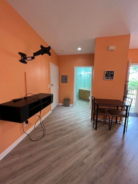 For Rent: $1,225 (1 beds, 1 baths, 400 Square Feet)