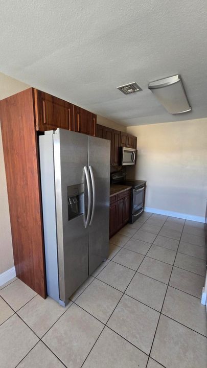 Active With Contract: $1,700 (2 beds, 1 baths, 891 Square Feet)