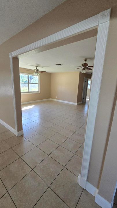 Active With Contract: $1,700 (2 beds, 1 baths, 891 Square Feet)