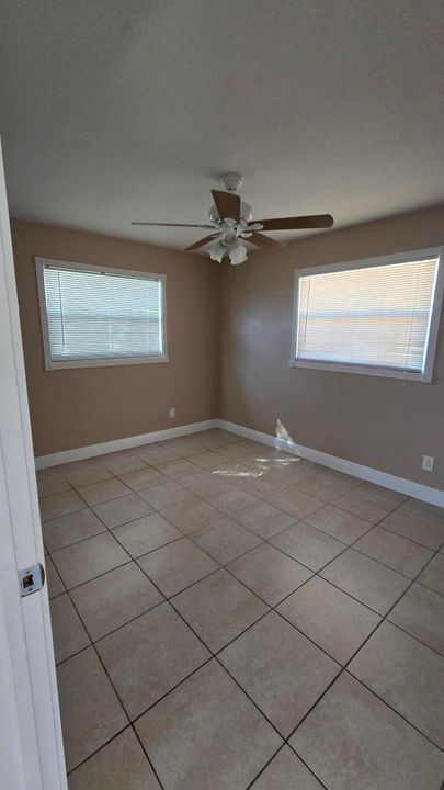 Active With Contract: $1,700 (2 beds, 1 baths, 891 Square Feet)