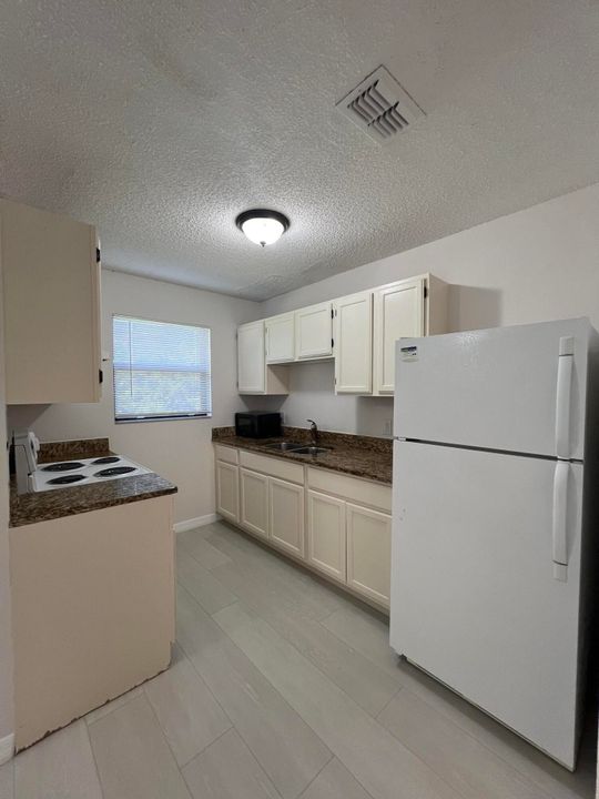 For Rent: $1,600 (2 beds, 1 baths, 990 Square Feet)